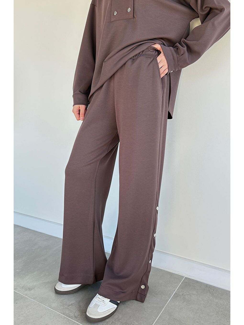 Kahverengi Kadın Çıtçıt Detaylı Sweat Bel Lastikli Pantolon İkili Takım-1
