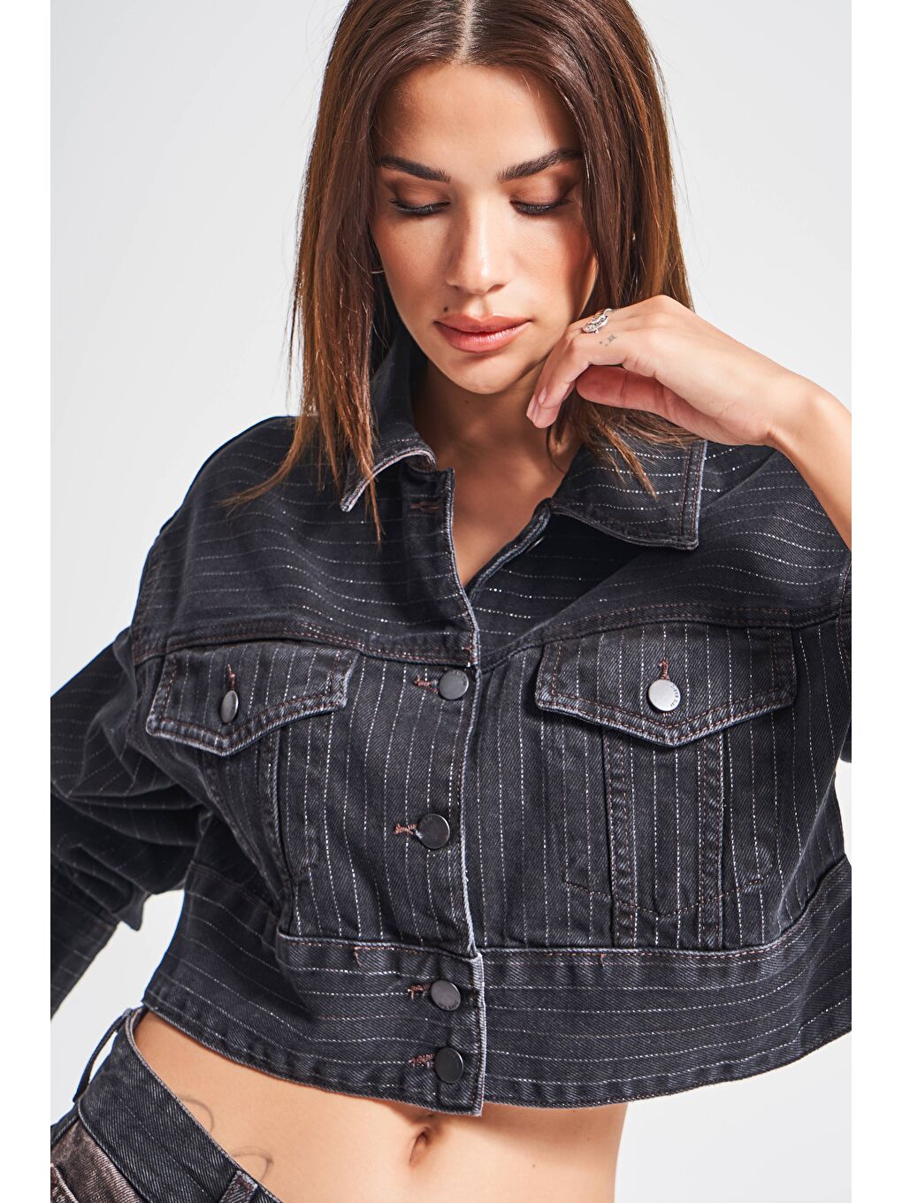 Kadın Çizgili Siyah Renk 1w5-1 Crop Fit Önü Düğmeli Komfort Denim Ceket-3