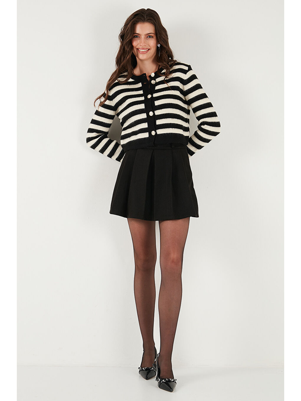 Siyah Çizgili Oversize Fit Bisiklet Yaka Düğmeli Crop Triko Hırka 4615567-2