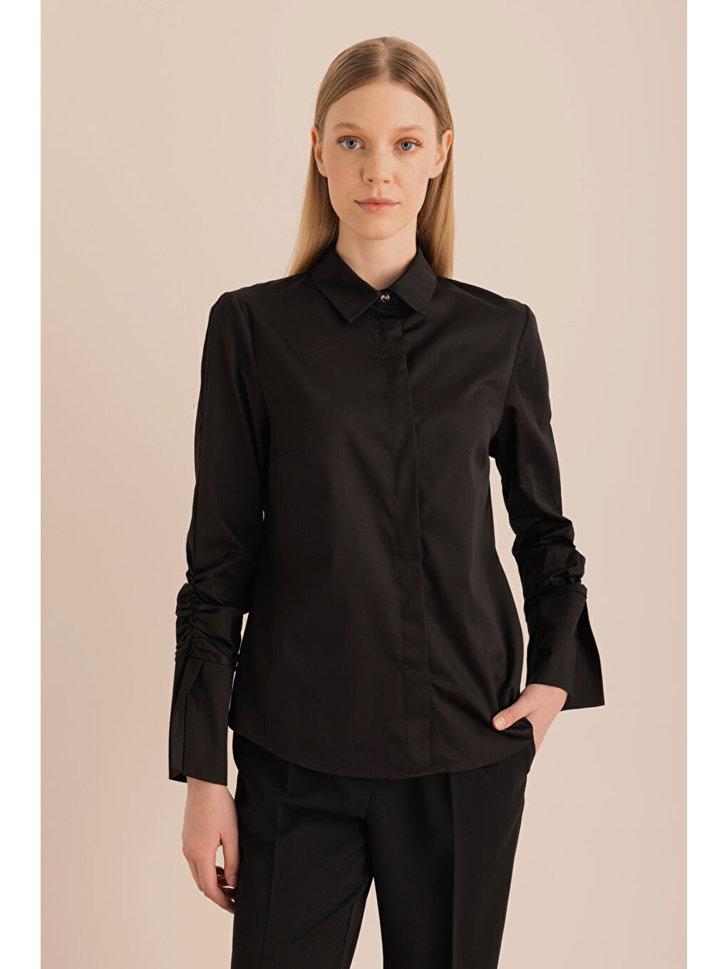 Siyah Kolları Büzgü Detaylı Pamuk Gömlek