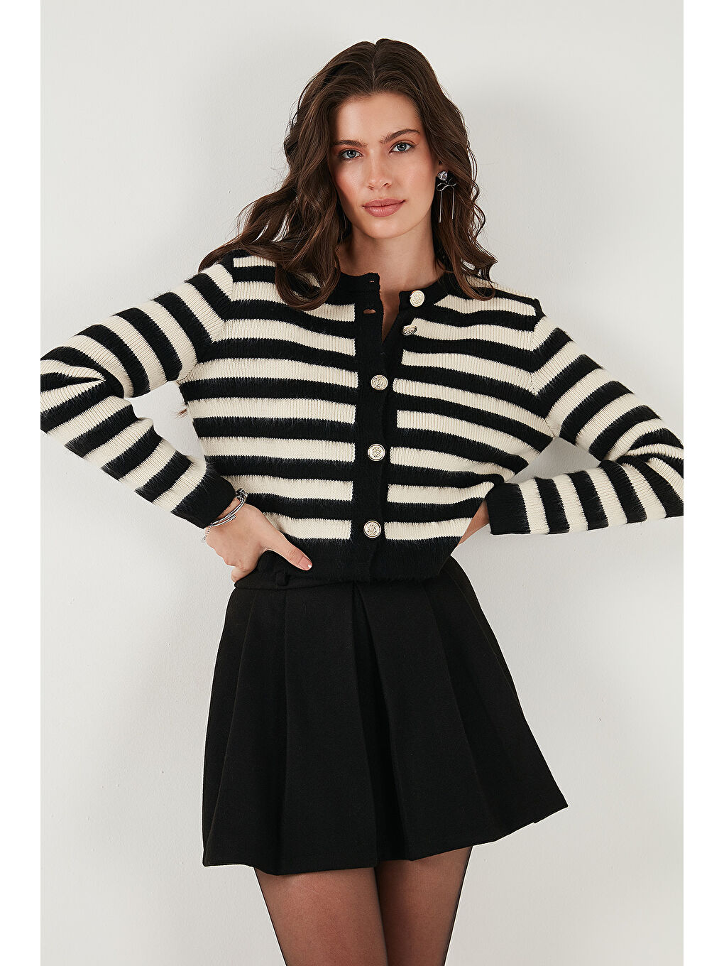 Siyah Çizgili Oversize Fit Bisiklet Yaka Düğmeli Crop Triko Hırka 4615567-3