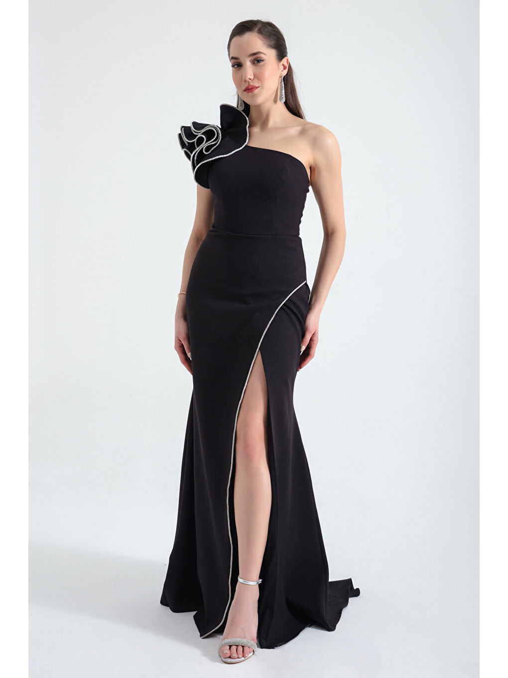 Kadın Siyah Tek Omuzlu Yırtmaçlı Uzun Abiye Elbise