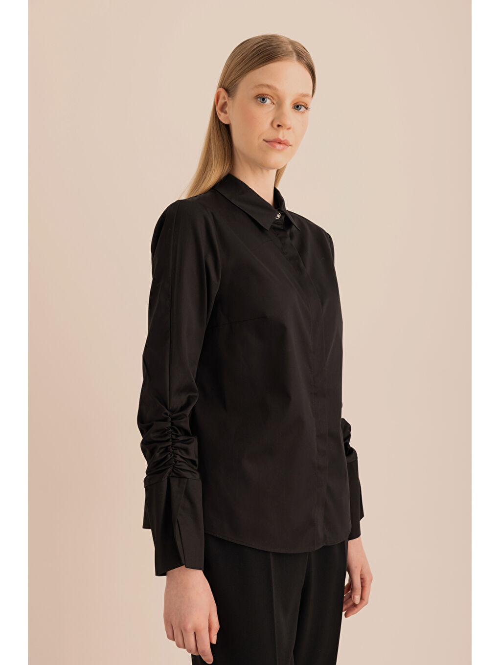 Siyah Kolları Büzgü Detaylı Pamuk Gömlek-1