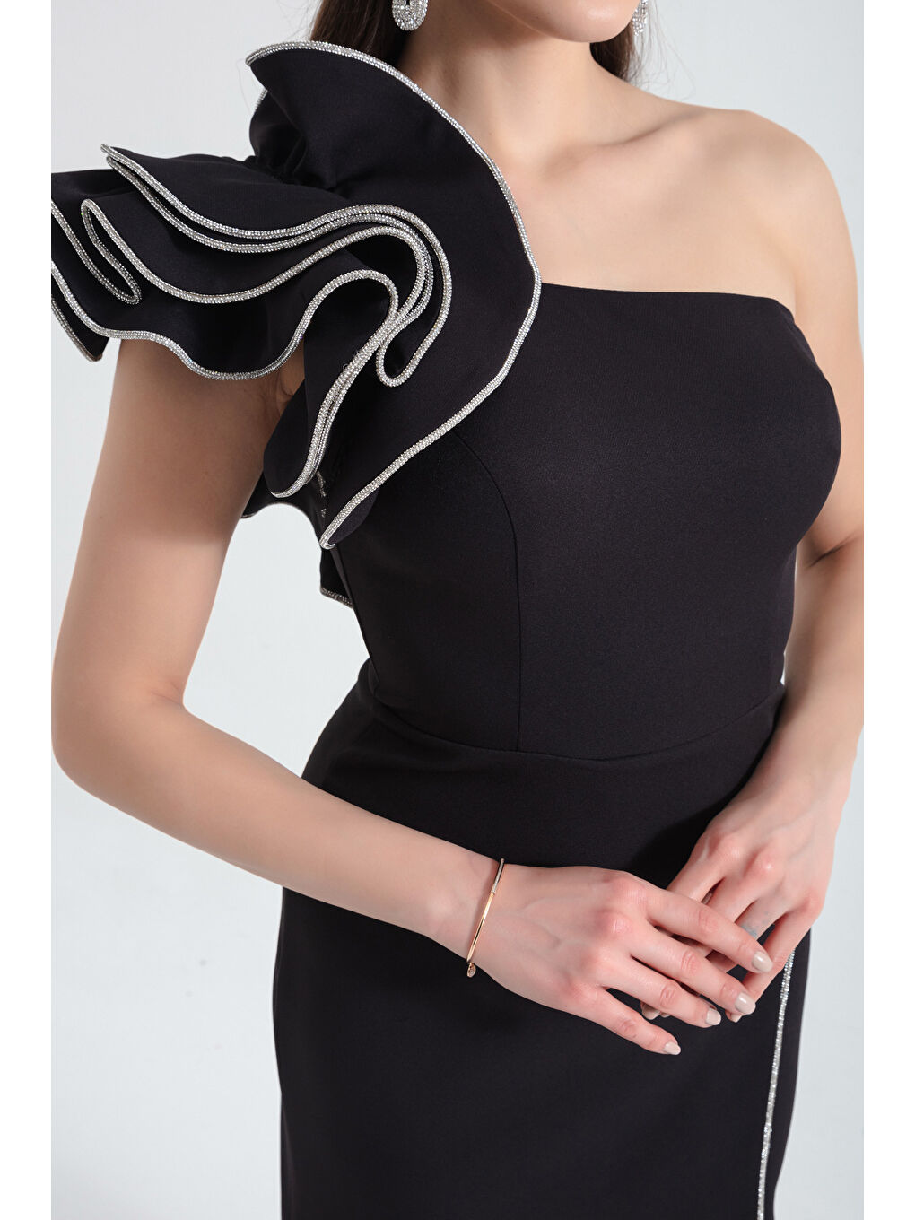 Kadın Siyah Tek Omuzlu Yırtmaçlı Uzun Abiye Elbise-3