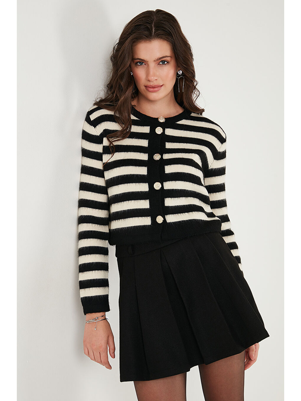 Siyah Çizgili Oversize Fit Bisiklet Yaka Düğmeli Crop Triko Hırka 4615567-4