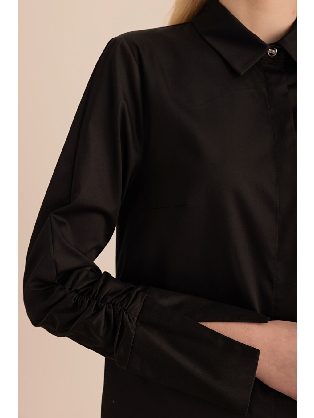Siyah Kolları Büzgü Detaylı Pamuk Gömlek-2