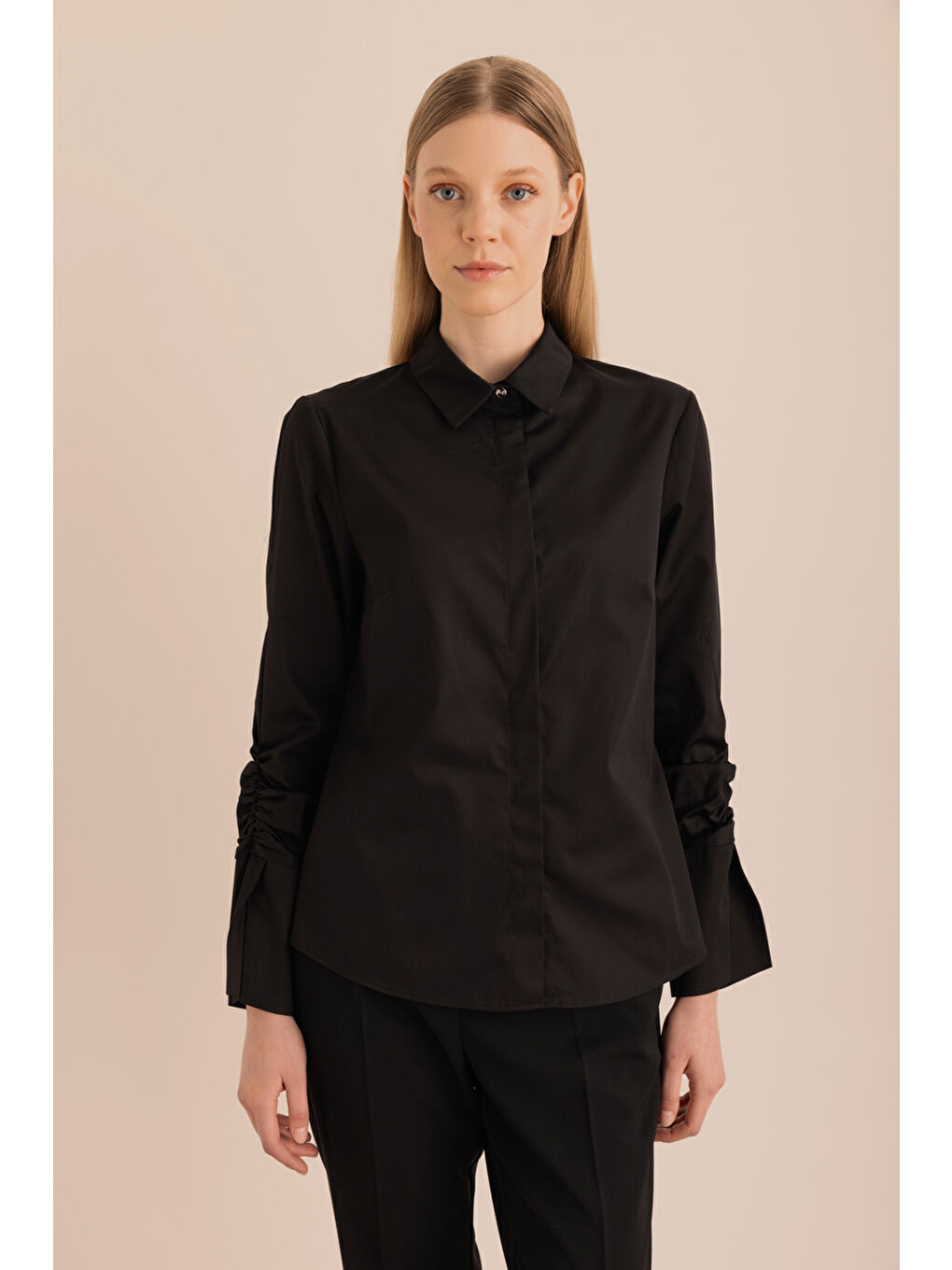 Siyah Kolları Büzgü Detaylı Pamuk Gömlek-3