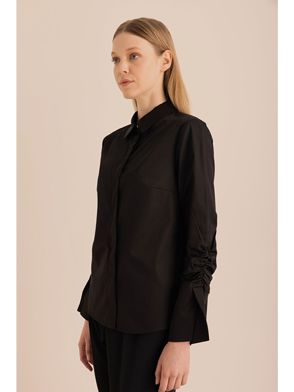 Siyah Kolları Büzgü Detaylı Pamuk Gömlek-4