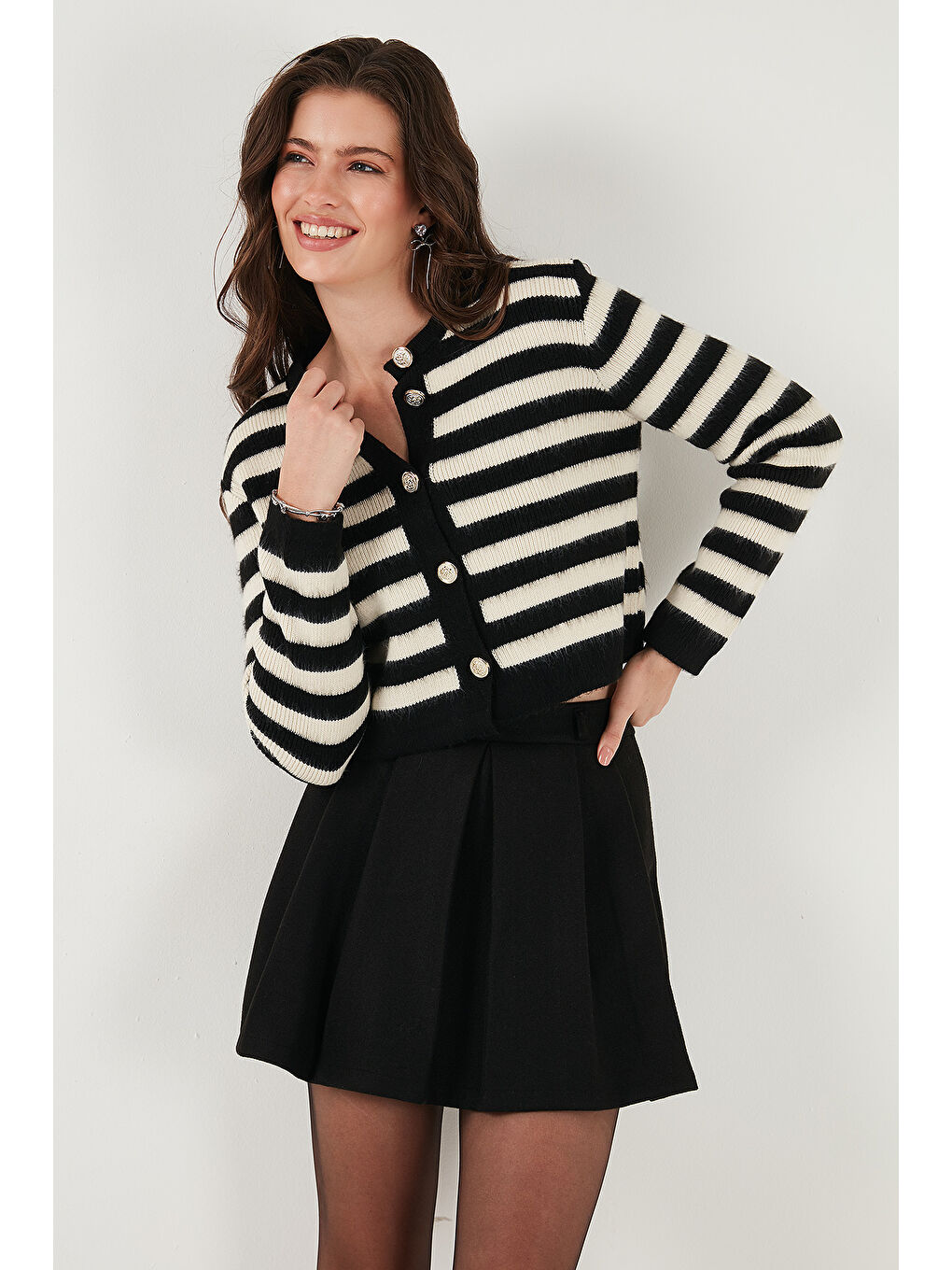 Siyah Çizgili Oversize Fit Bisiklet Yaka Düğmeli Crop Triko Hırka 4615567-5