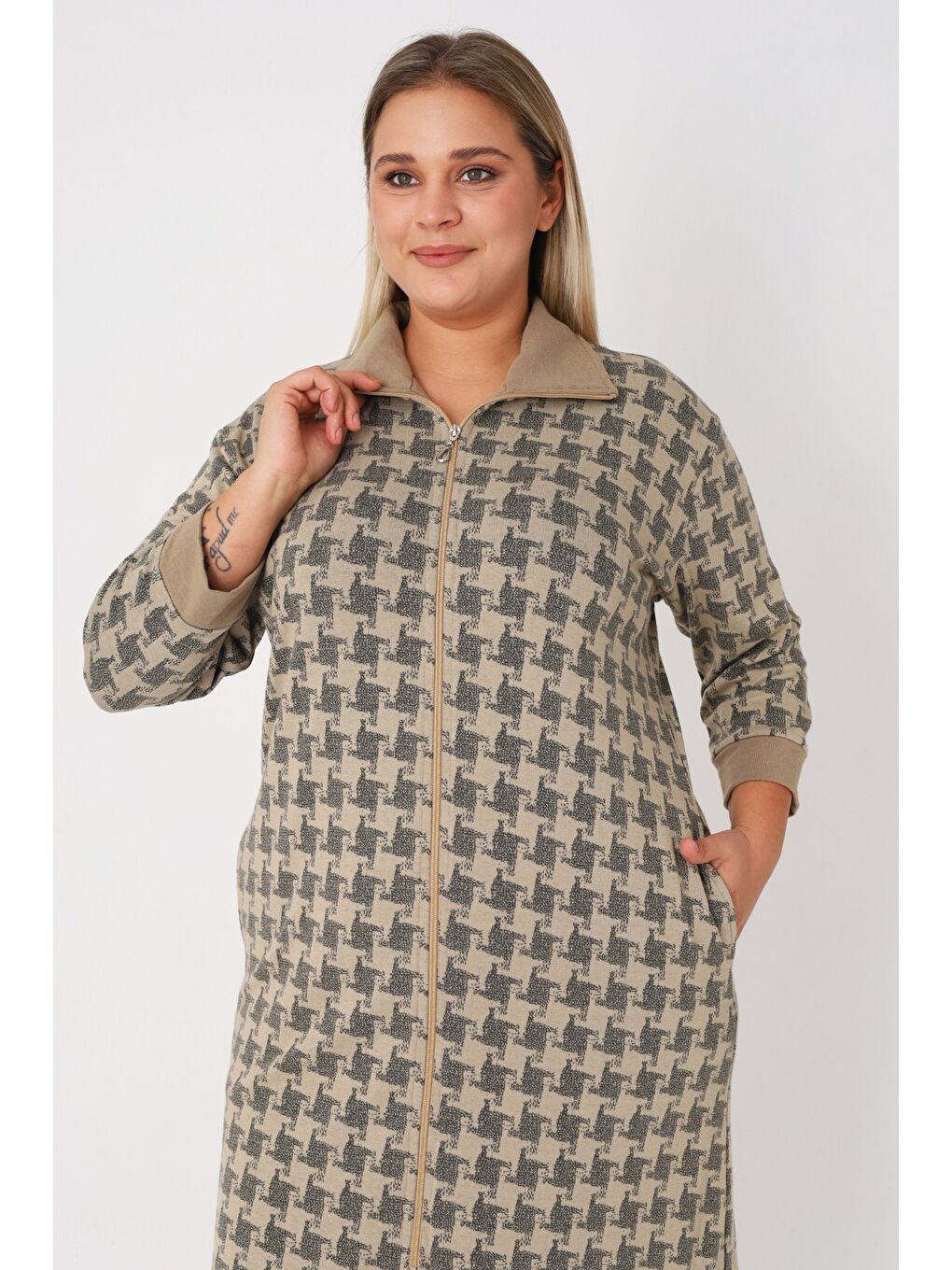 Bej Desenli Fermuarlı Jakarlı Balıkçı Yaka Cepli Truvakar Kollu Kadın Büyük Beden Elbise-1