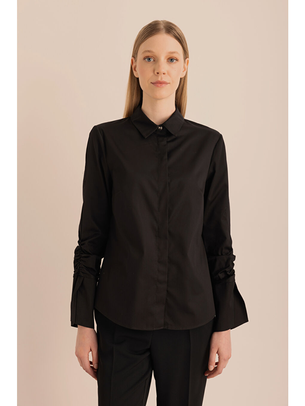 Siyah Kolları Büzgü Detaylı Pamuk Gömlek-5