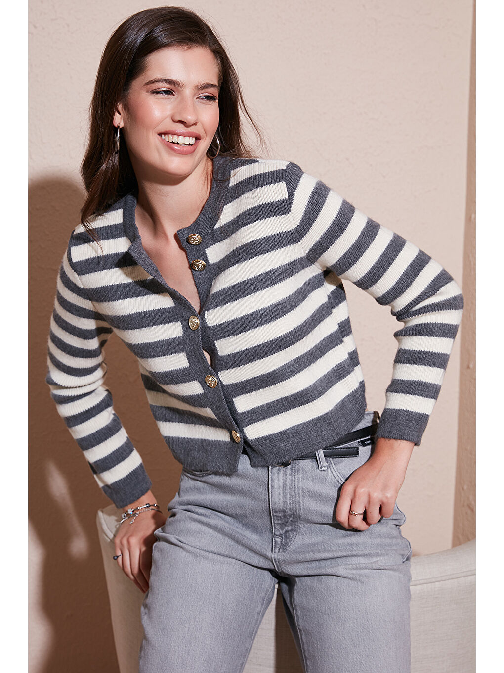 Gri Çizgili Oversize Fit Bisiklet Yaka Düğmeli Crop Triko Hırka 4615567-2