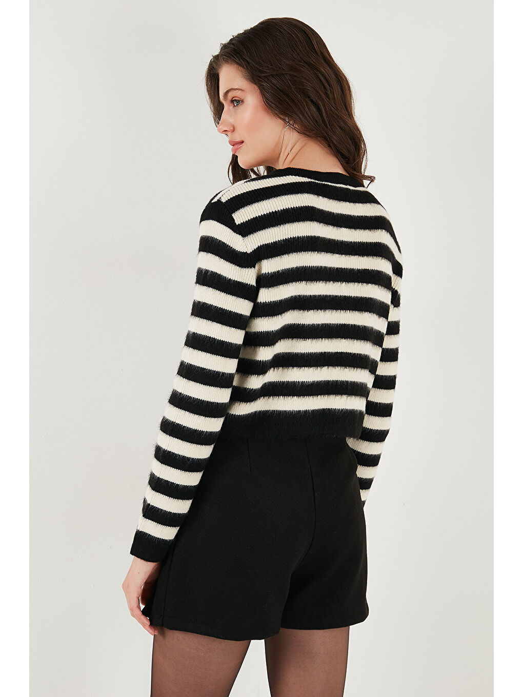 Siyah Çizgili Oversize Fit Bisiklet Yaka Düğmeli Crop Triko Hırka 4615567-6