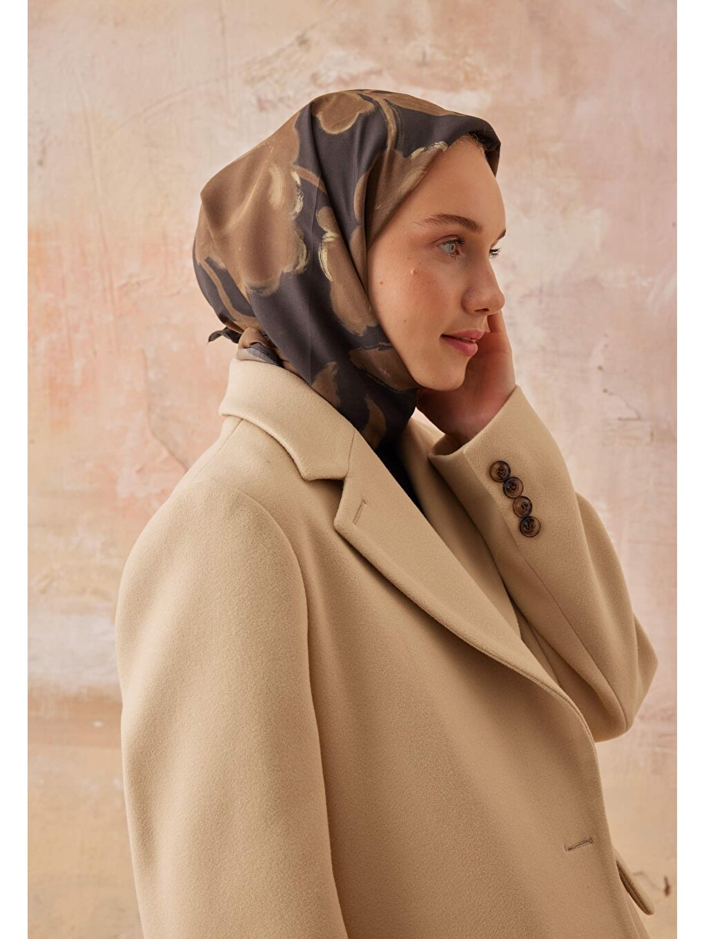 Kahverengi Dark Flower Desen Pamuk İpek Eşarp Koyu Kahve-3