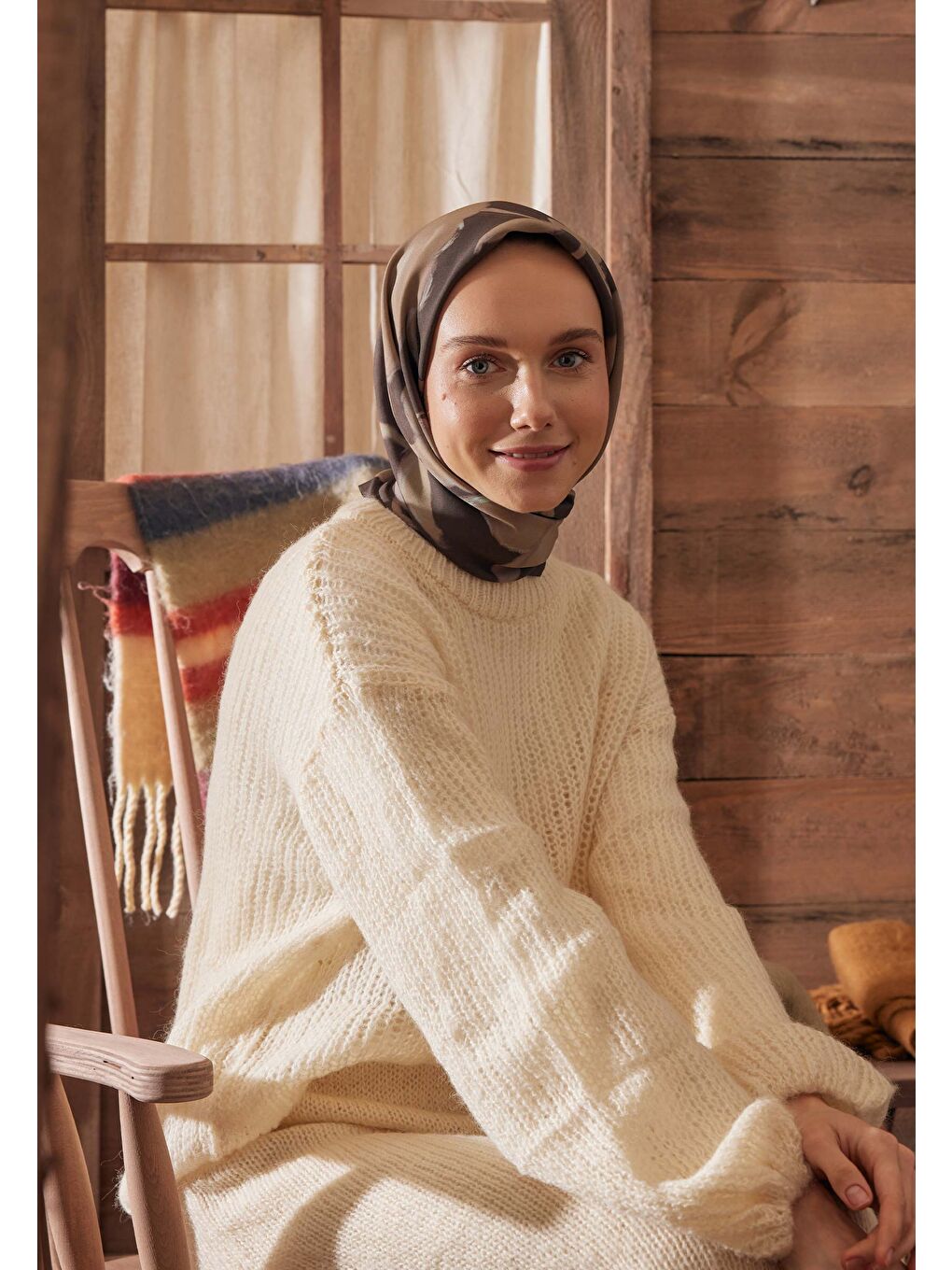 Kahverengi Dark Flower Desen Pamuk İpek Eşarp Tozlu Kahve-1