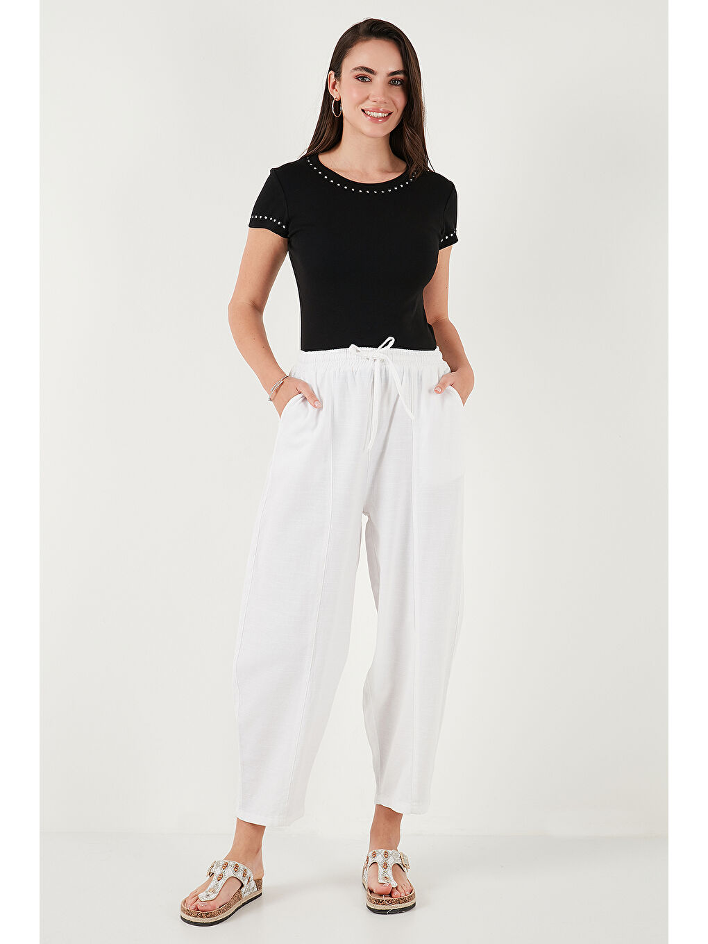 Beyaz Pamuklu Relaxed Fit Normal Bel Daralan Paça Pantolon 668YP5198