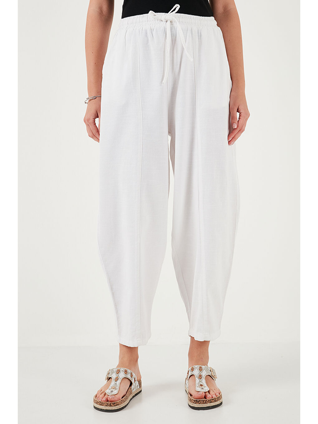 Beyaz Pamuklu Relaxed Fit Normal Bel Daralan Paça Pantolon 668YP5198-1