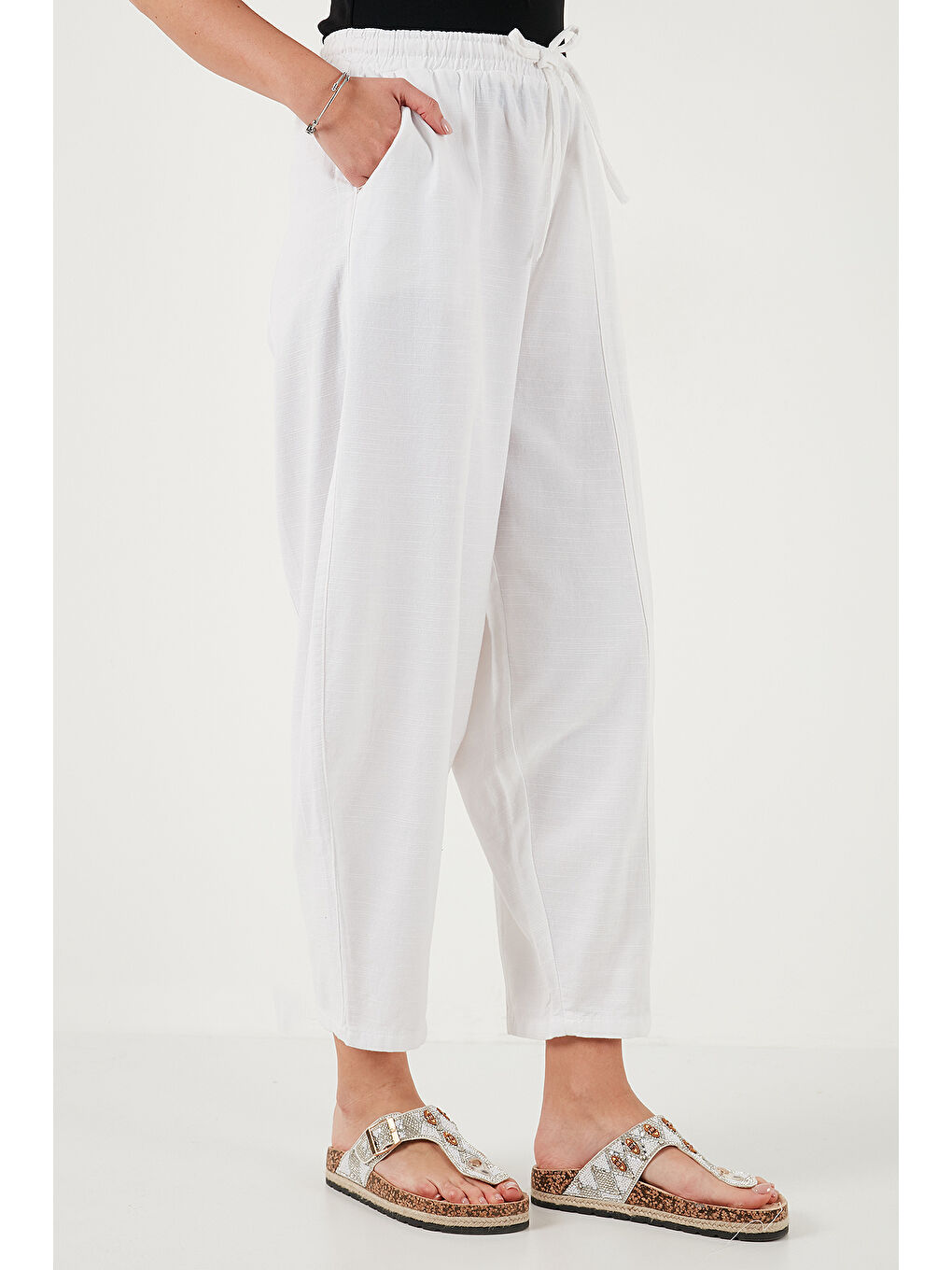 Beyaz Pamuklu Relaxed Fit Normal Bel Daralan Paça Pantolon 668YP5198-2