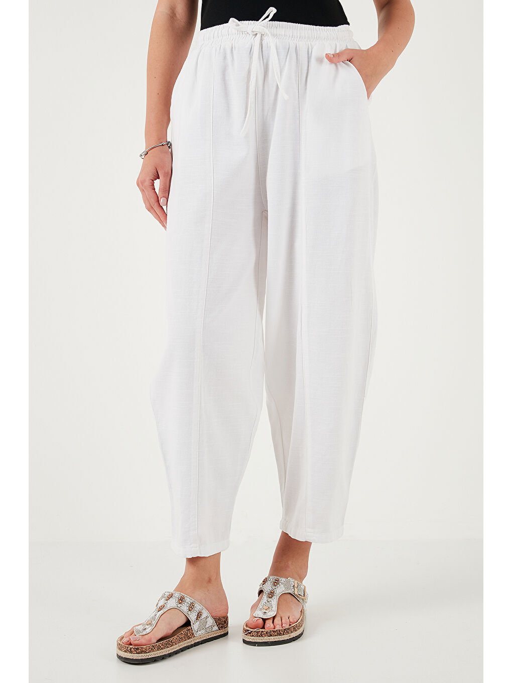 Beyaz Pamuklu Relaxed Fit Normal Bel Daralan Paça Pantolon 668YP5198-3