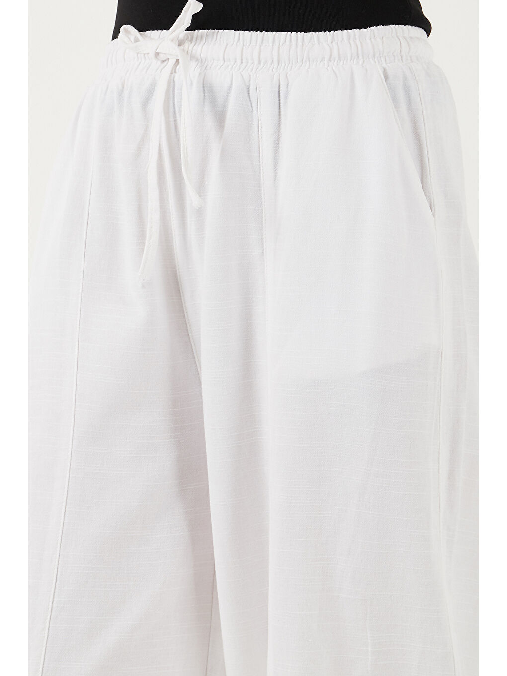 Beyaz Pamuklu Relaxed Fit Normal Bel Daralan Paça Pantolon 668YP5198-4
