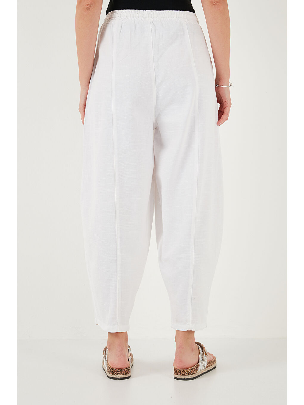 Beyaz Pamuklu Relaxed Fit Normal Bel Daralan Paça Pantolon 668YP5198-5