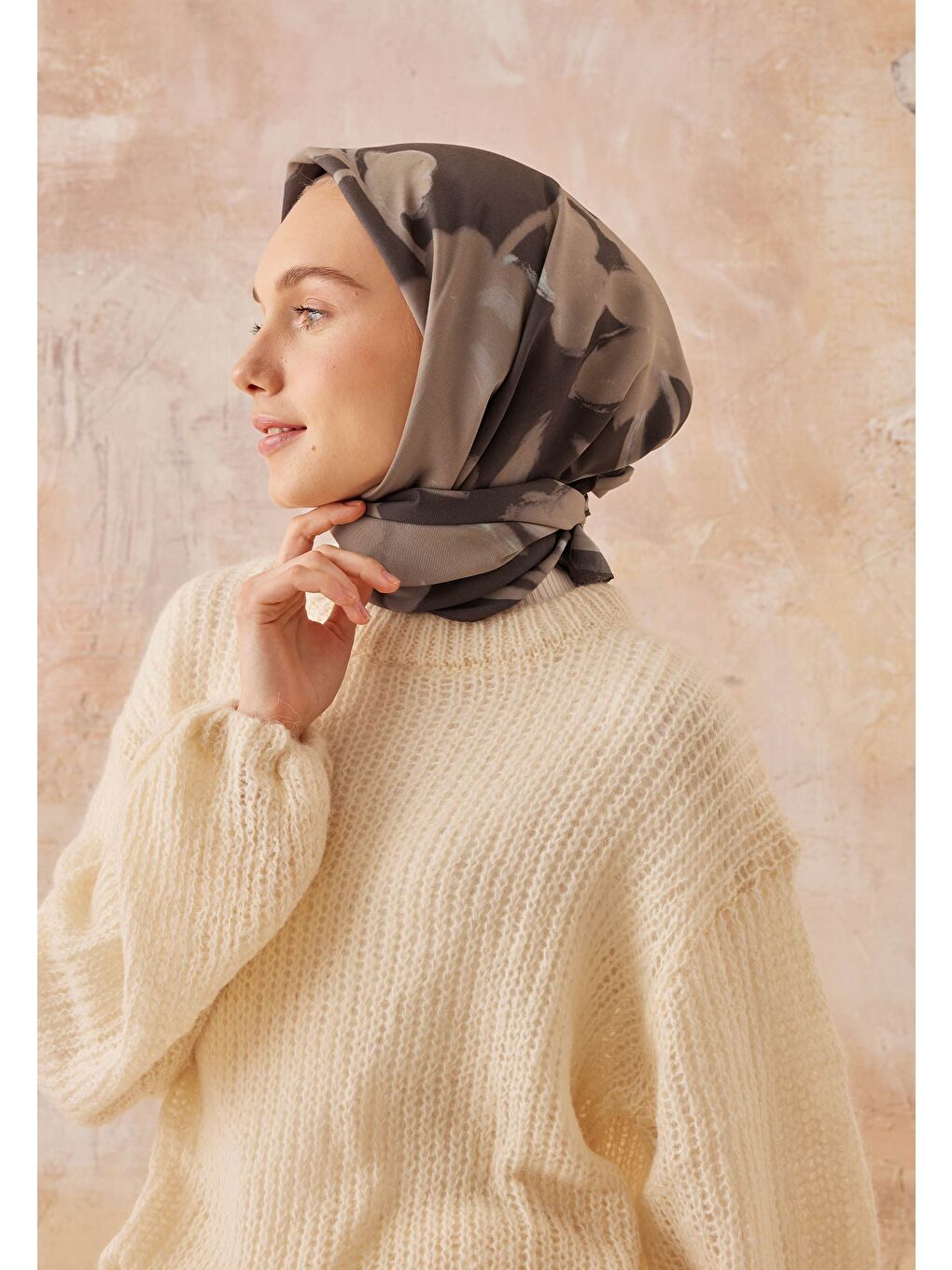 Kahverengi Dark Flower Desen Pamuk İpek Eşarp Tozlu Kahve-2