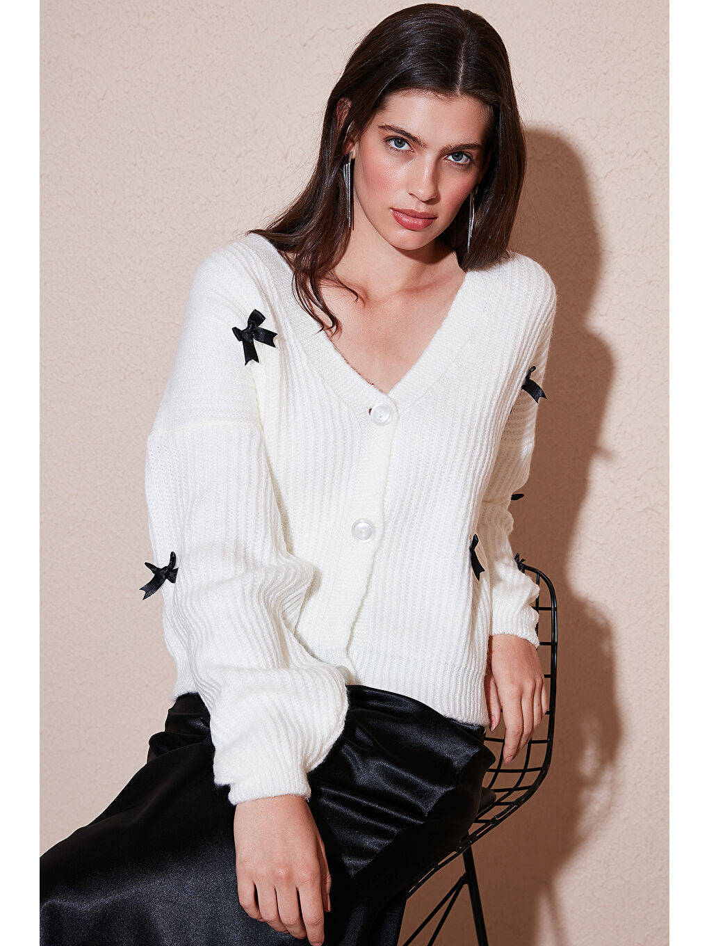 Ekru Oversize Fit V Yaka Fiyonk Detaylı Düğmeli Hırka 4615577