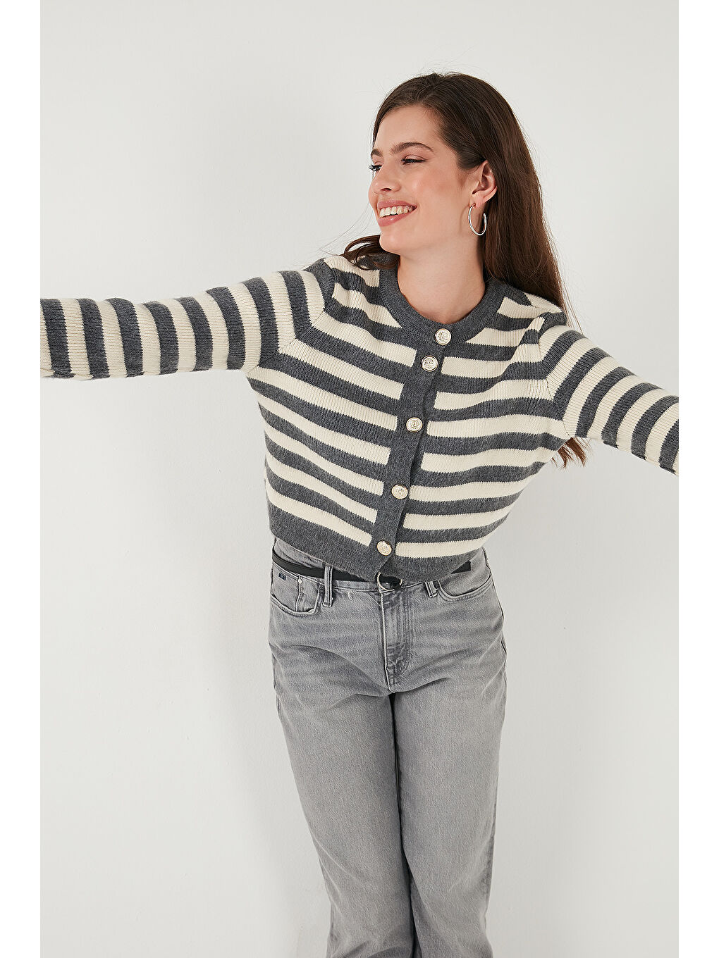 Gri Çizgili Oversize Fit Bisiklet Yaka Düğmeli Crop Triko Hırka 4615567-4