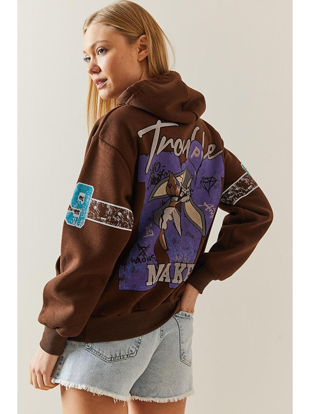 Kahverengi Şardonlu & Arkası Baskılı Kapüşonlü Sweatshirt 4KXK8-47835-18-4