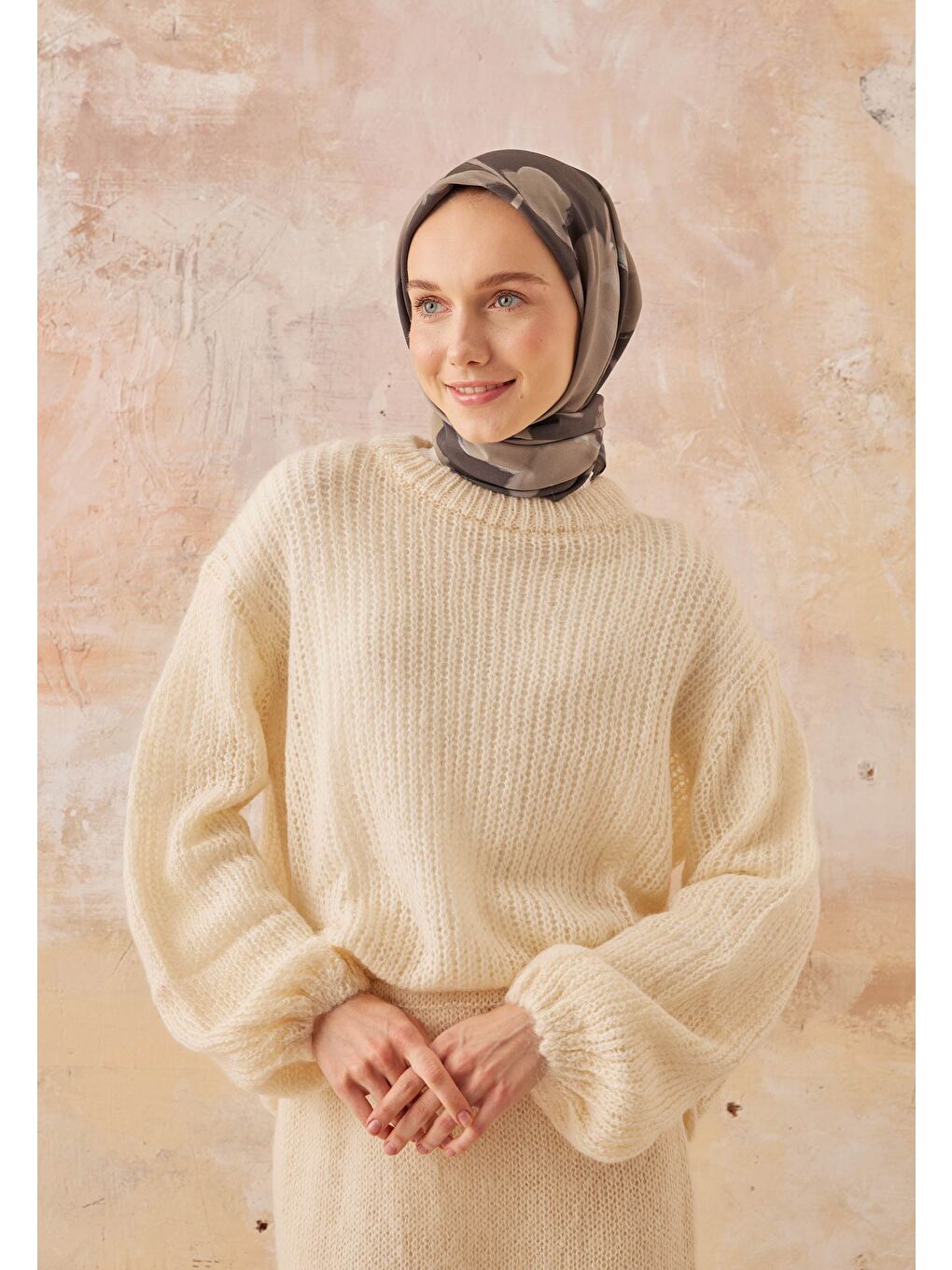 Kahverengi Dark Flower Desen Pamuk İpek Eşarp Tozlu Kahve-3