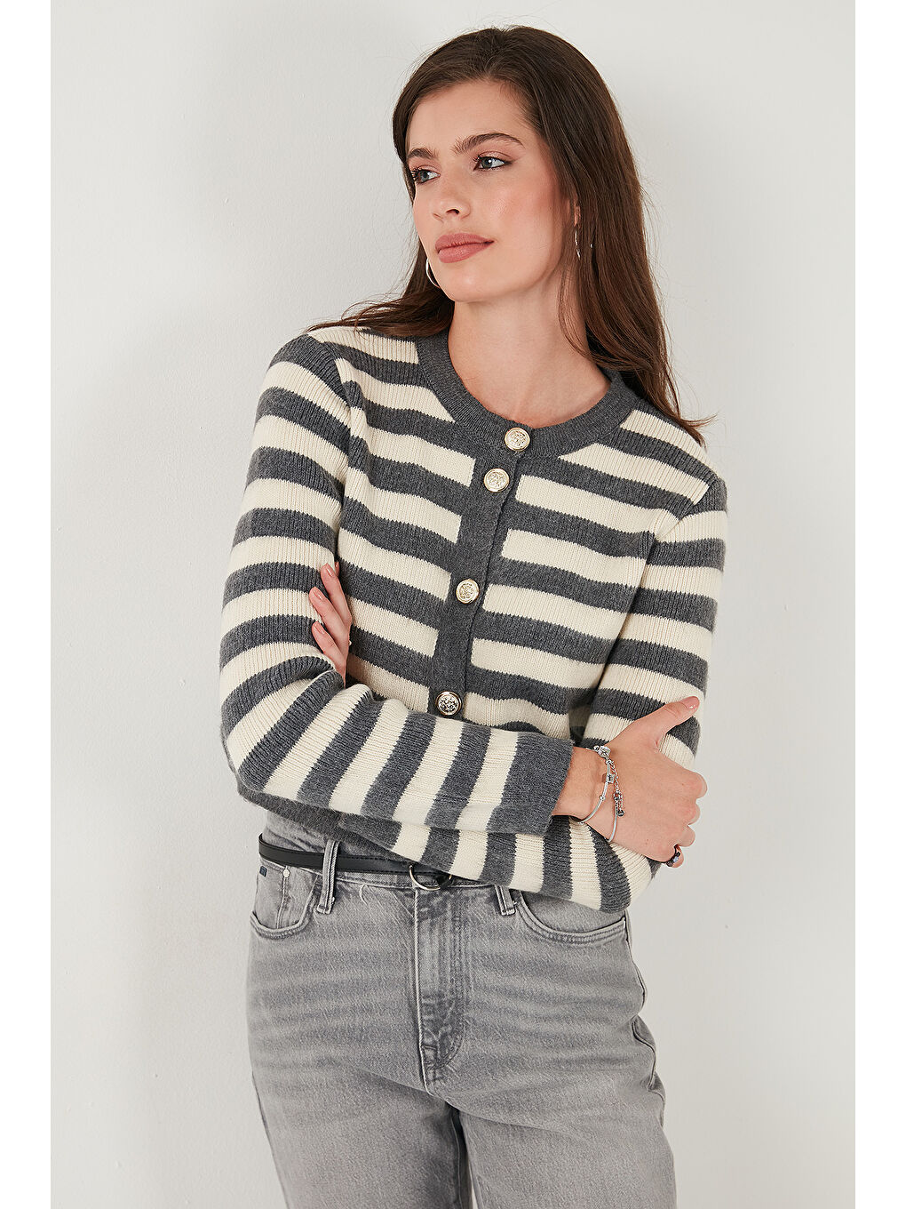 Gri Çizgili Oversize Fit Bisiklet Yaka Düğmeli Crop Triko Hırka 4615567-5