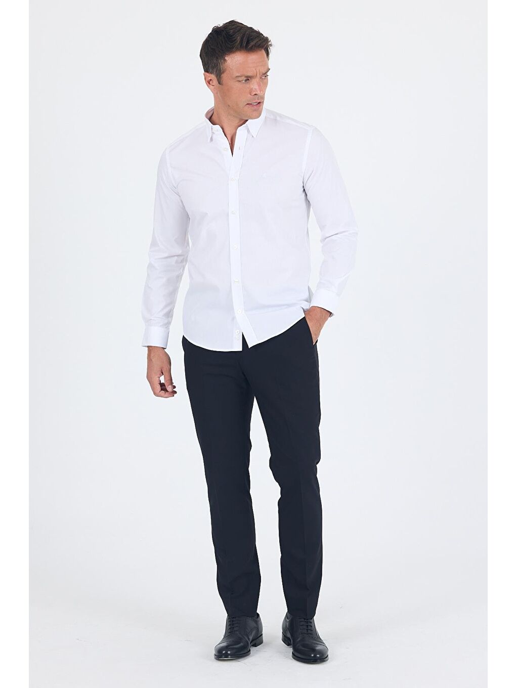 Beyaz Smart Biritli Yaka Cepsiz Bez Ayağı Uzun Kol Slim Fit %100 Pamuk Gömlek 1004250223-1