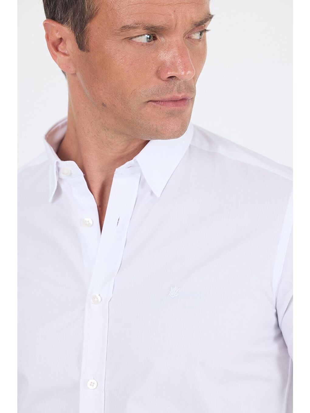 Beyaz Smart Biritli Yaka Cepsiz Bez Ayağı Uzun Kol Slim Fit %100 Pamuk Gömlek 1004250223-3