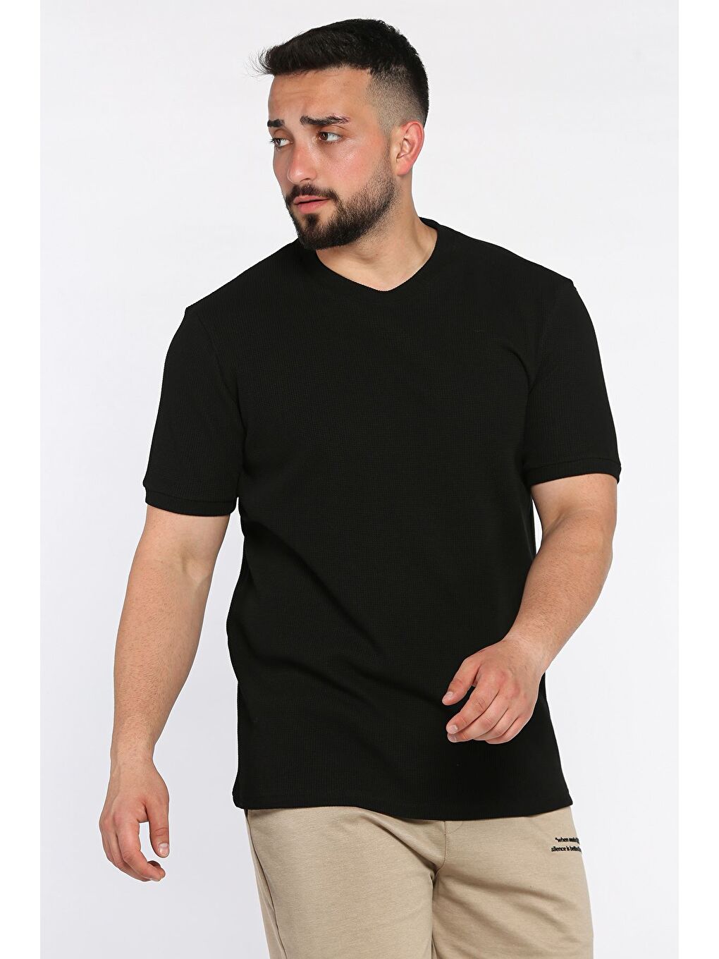 Siyah Bisiklet Yaka Kendinden Desenli Erkek Tişört-1