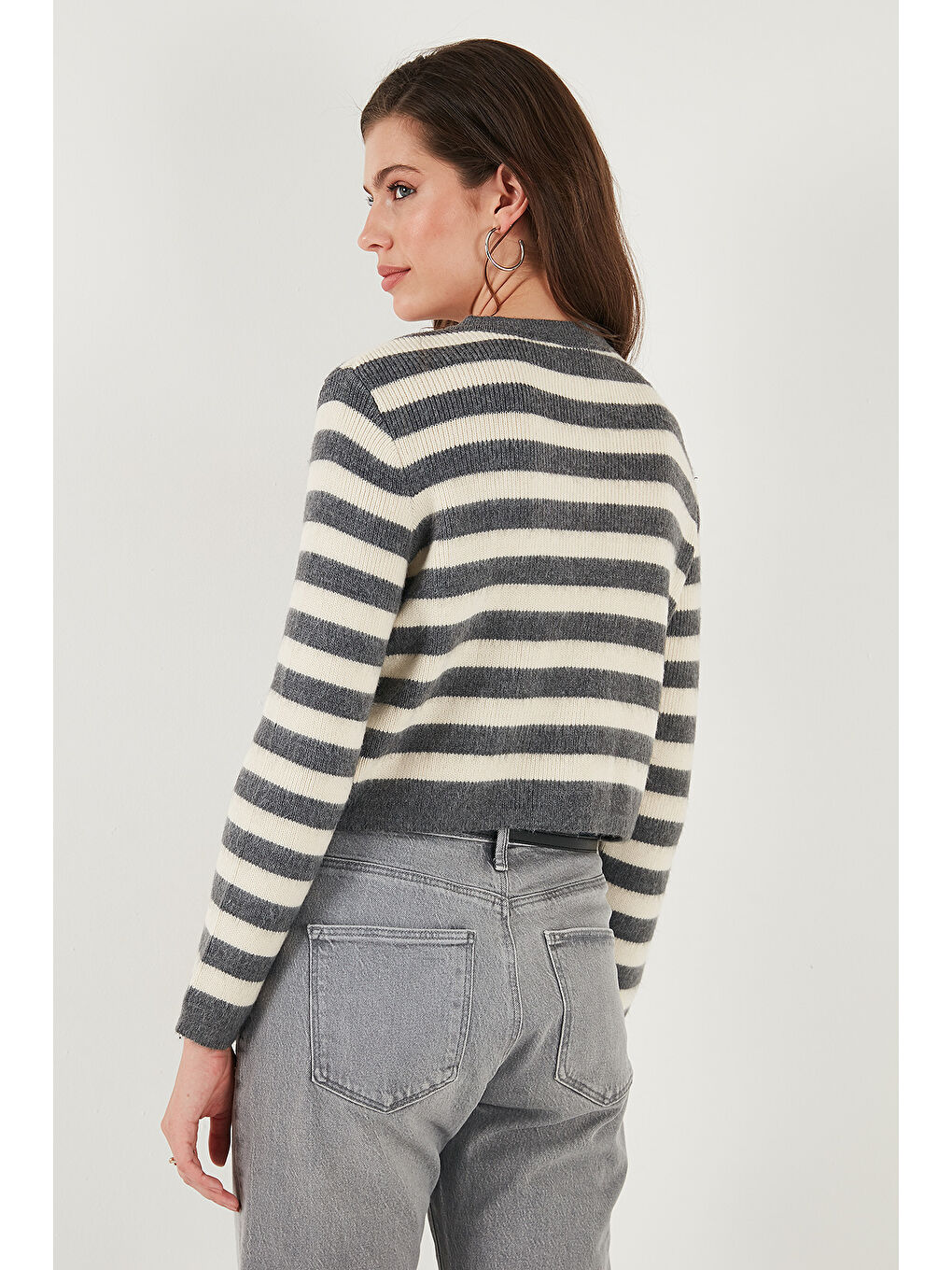 Gri Çizgili Oversize Fit Bisiklet Yaka Düğmeli Crop Triko Hırka 4615567-6