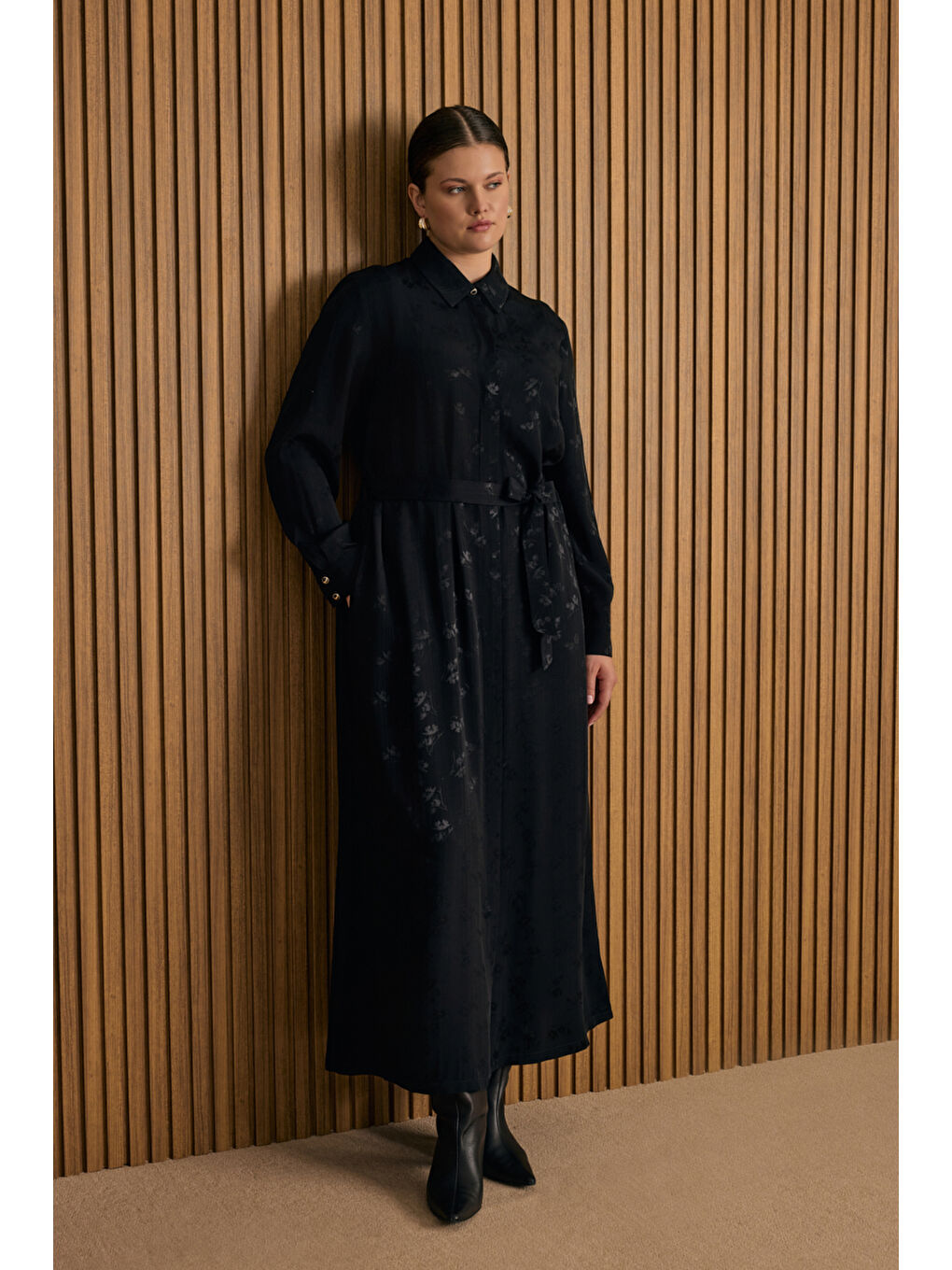 Siyah Çiçek Jakar Desenli Bağcıklı Viscon Elbise