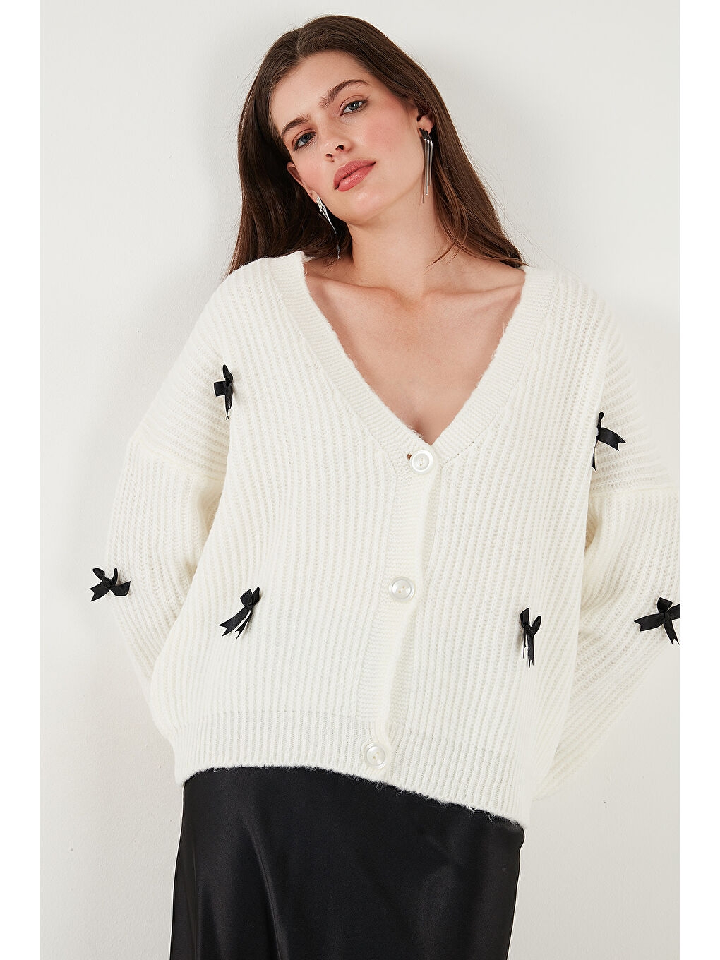 Ekru Oversize Fit V Yaka Fiyonk Detaylı Düğmeli Hırka 4615577-3