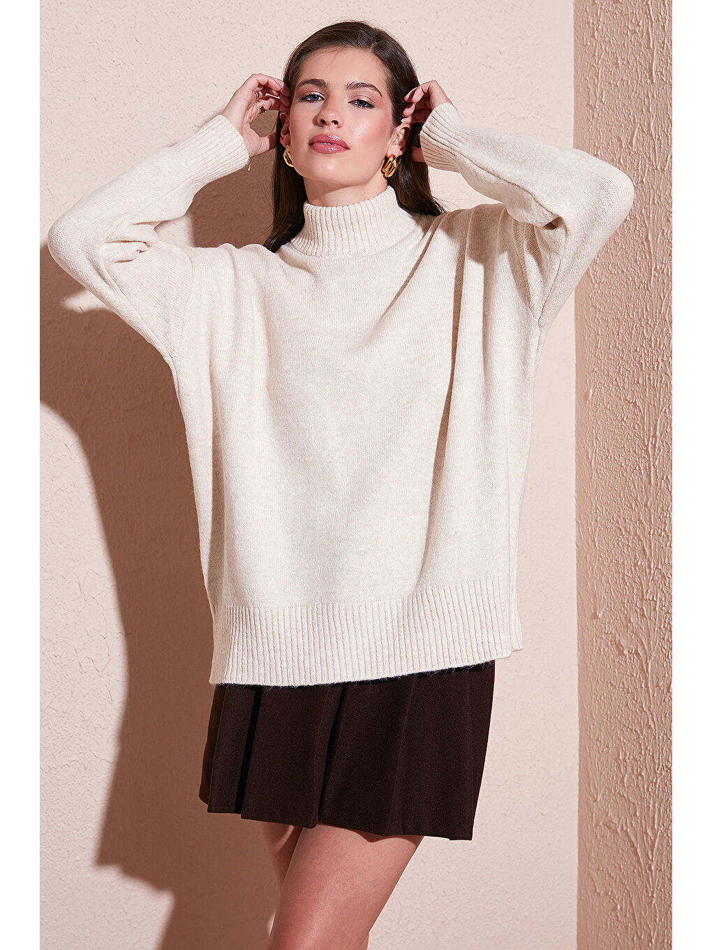 Bej Premium Oversize Fit Balıkçı Yaka Yumuşak Dokulu Triko Kazak 680KZ00469