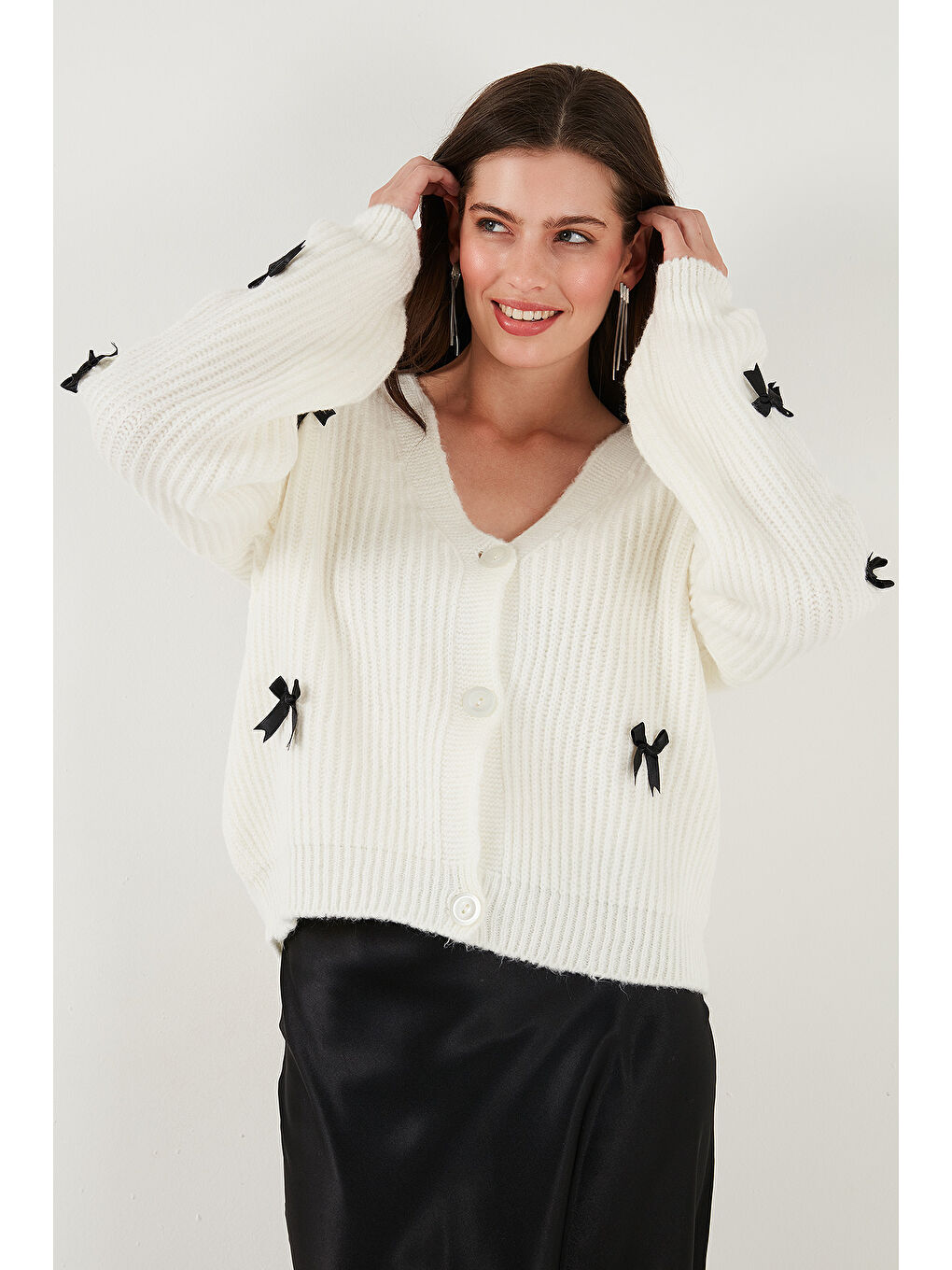 Ekru Oversize Fit V Yaka Fiyonk Detaylı Düğmeli Hırka 4615577-4