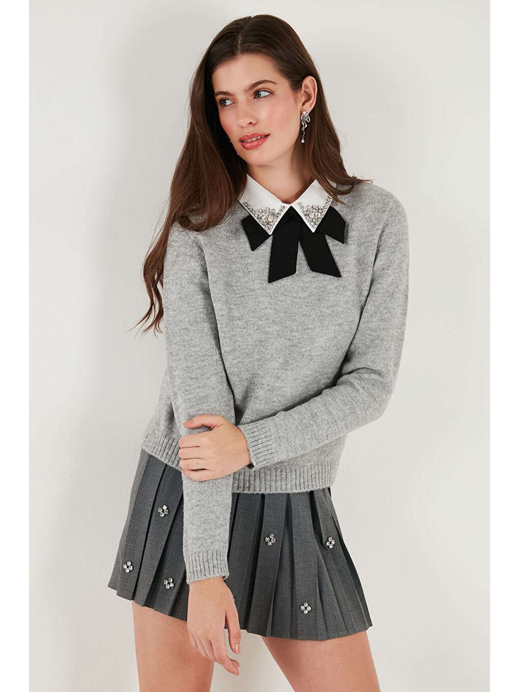 Gri Premium Regular Fit Gömlek Yaka Yumuşak Dokulu Fiyonk Detaylı Taşlı Kadın Kazak 680KZ00035-2