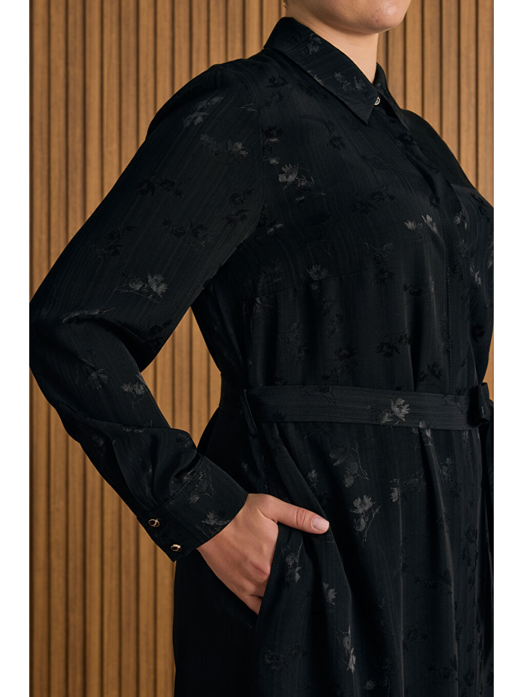 Siyah Çiçek Jakar Desenli Bağcıklı Viscon Elbise-4