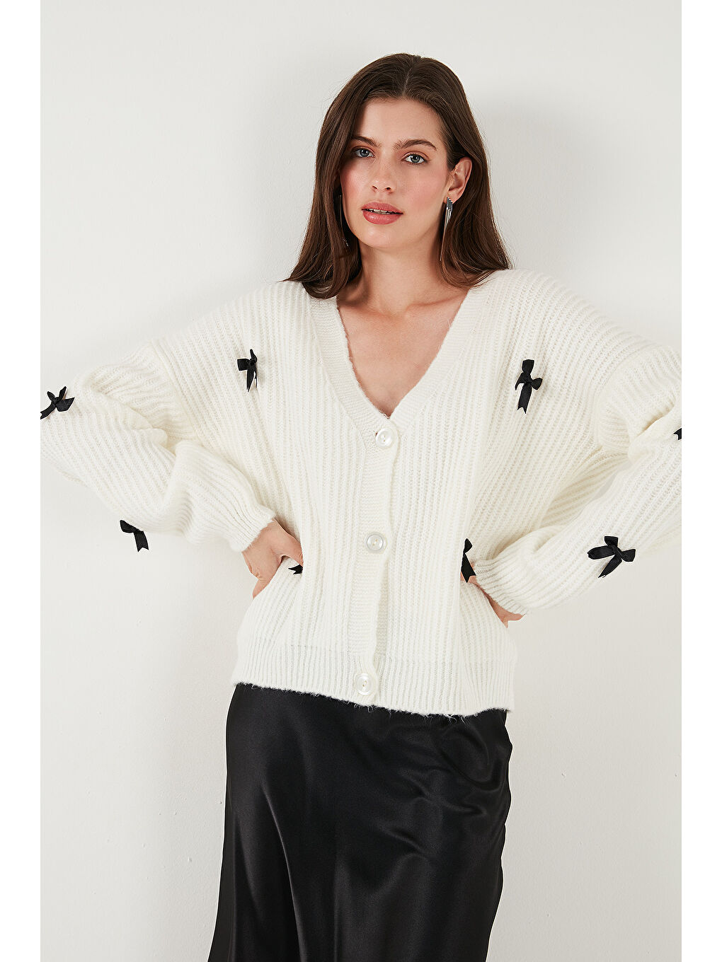 Ekru Oversize Fit V Yaka Fiyonk Detaylı Düğmeli Hırka 4615577-5