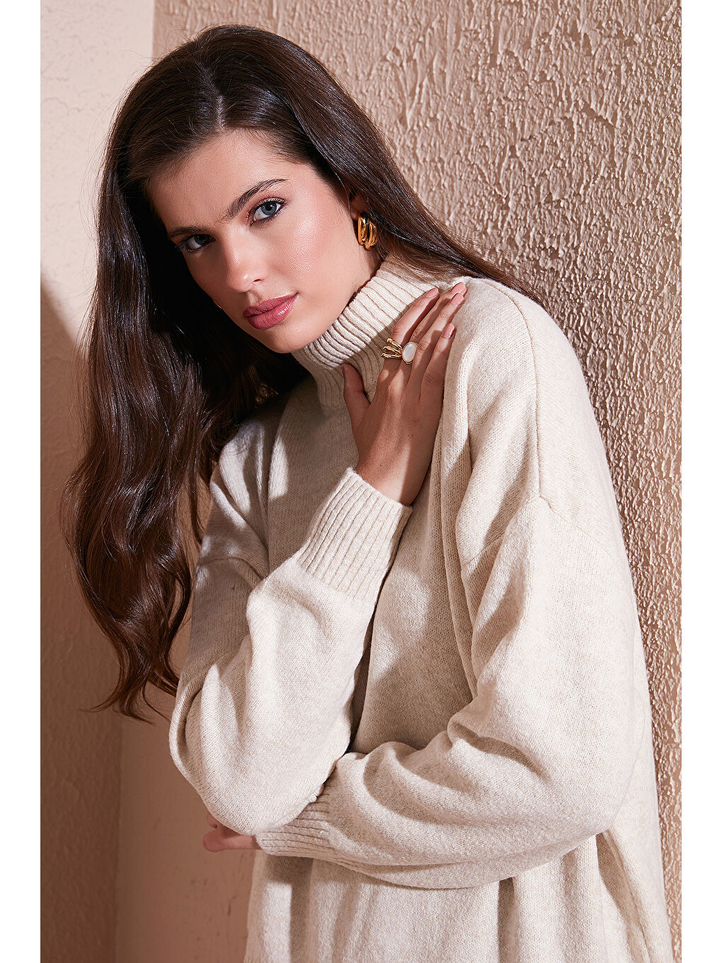 Bej Premium Oversize Fit Balıkçı Yaka Yumuşak Dokulu Triko Kazak 680KZ00469-1