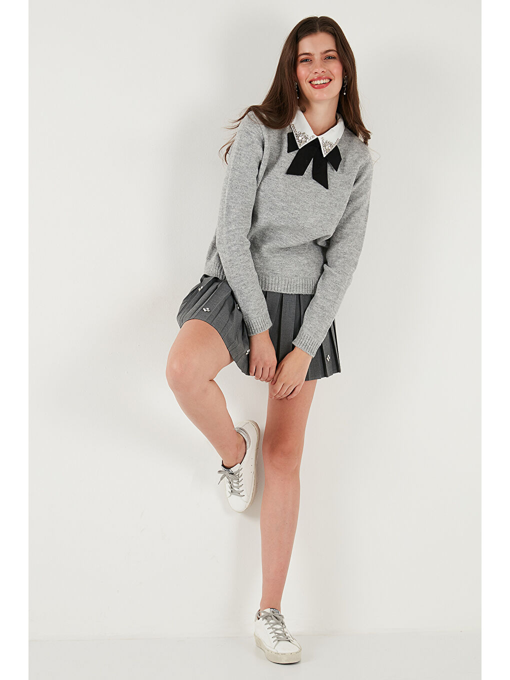 Gri Premium Regular Fit Gömlek Yaka Yumuşak Dokulu Fiyonk Detaylı Taşlı Kadın Kazak 680KZ00035-3