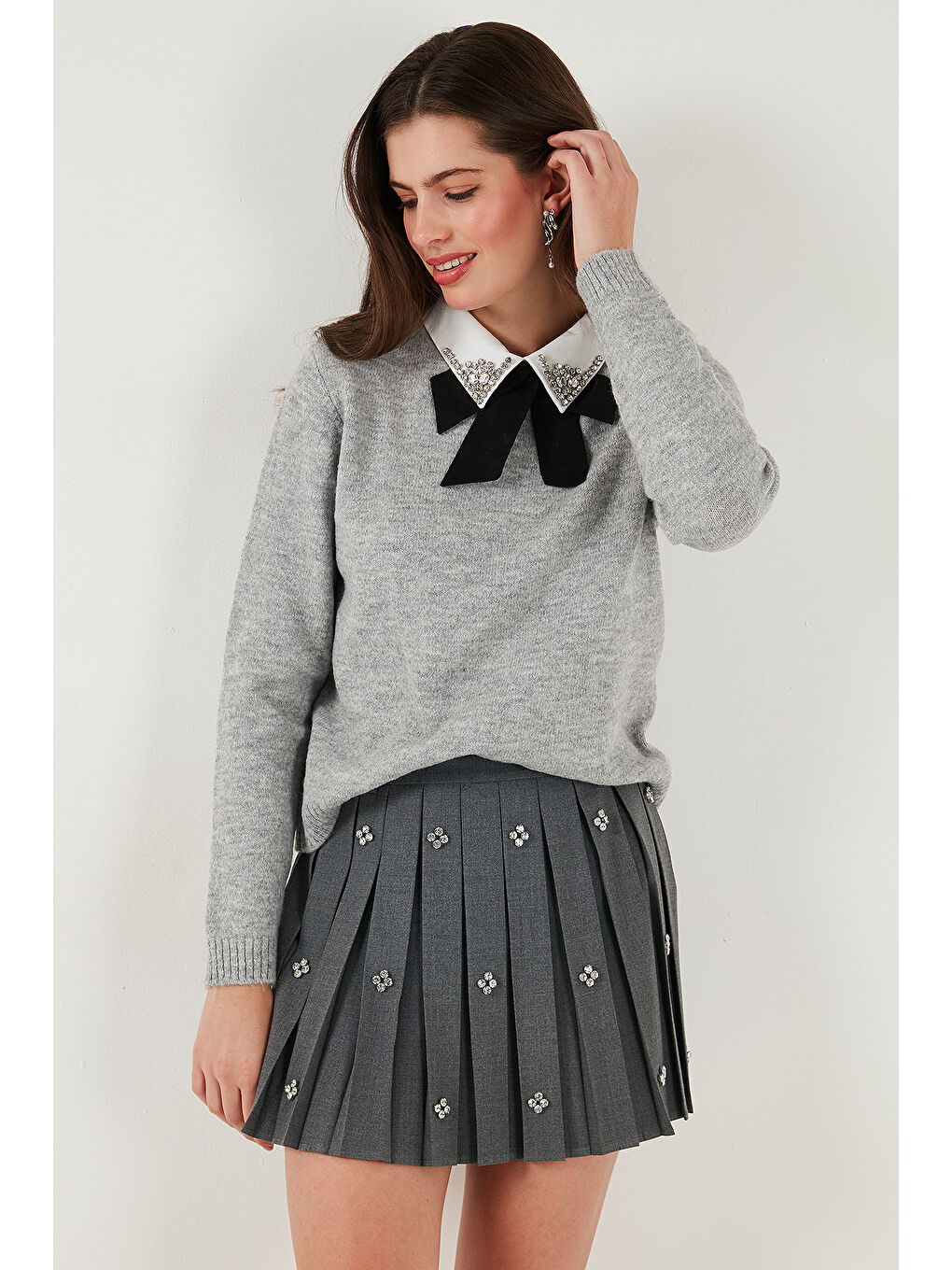 Gri Premium Regular Fit Gömlek Yaka Yumuşak Dokulu Fiyonk Detaylı Taşlı Kadın Kazak 680KZ00035-4