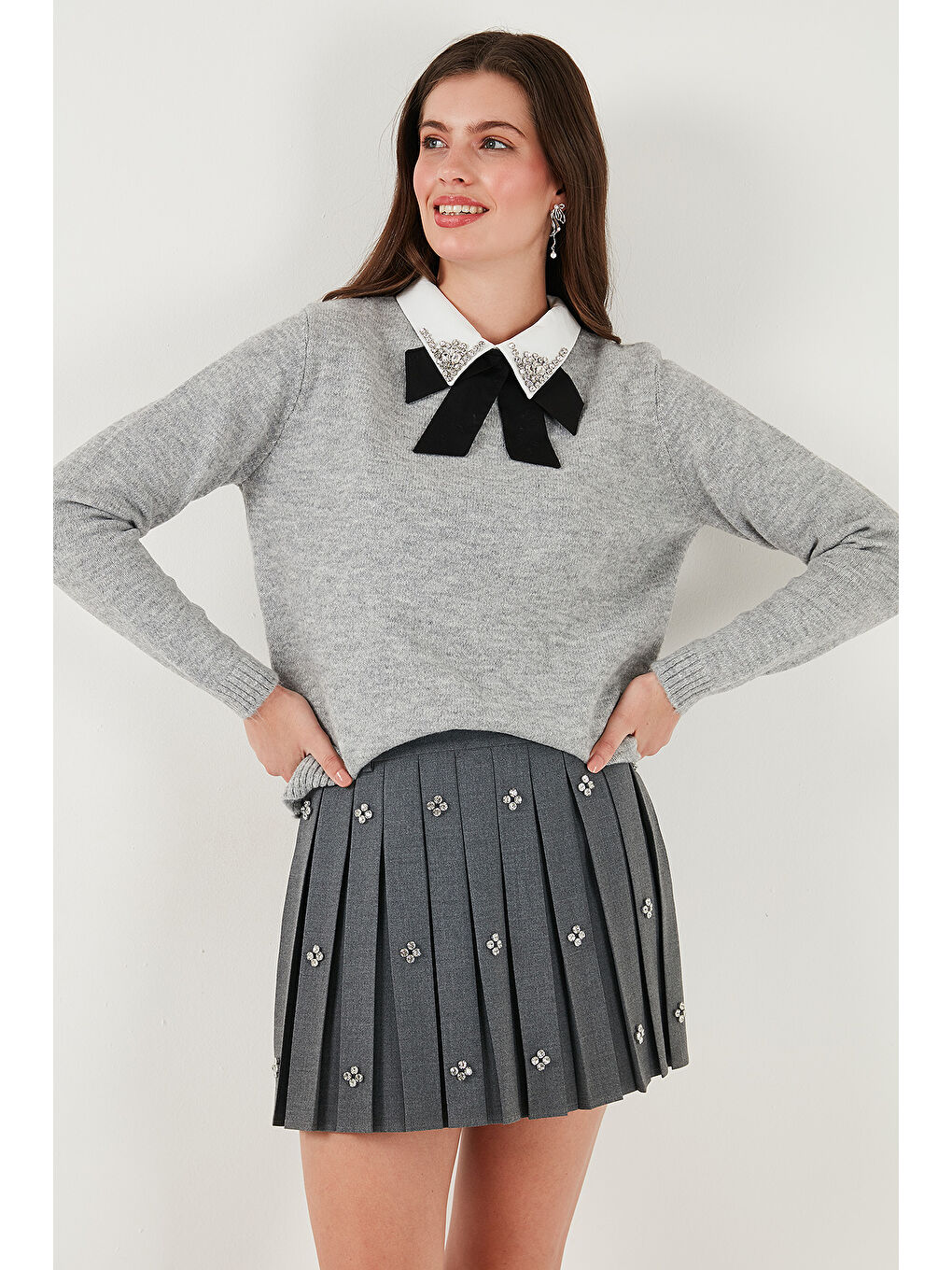 Gri Premium Regular Fit Gömlek Yaka Yumuşak Dokulu Fiyonk Detaylı Taşlı Kadın Kazak 680KZ00035-5