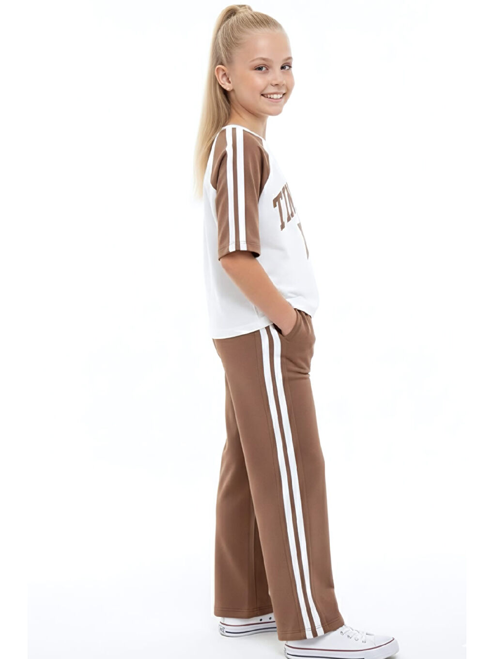 Kahverengi Kız Çocuk Alt-Üst Takım-Garni ve Biye Detaylı -Yazı Baskılı 4-12 Yaş 12549-1