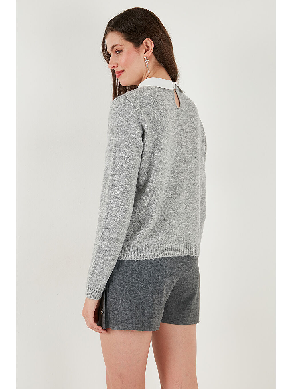 Gri Premium Regular Fit Gömlek Yaka Yumuşak Dokulu Fiyonk Detaylı Taşlı Kadın Kazak 680KZ00035-6