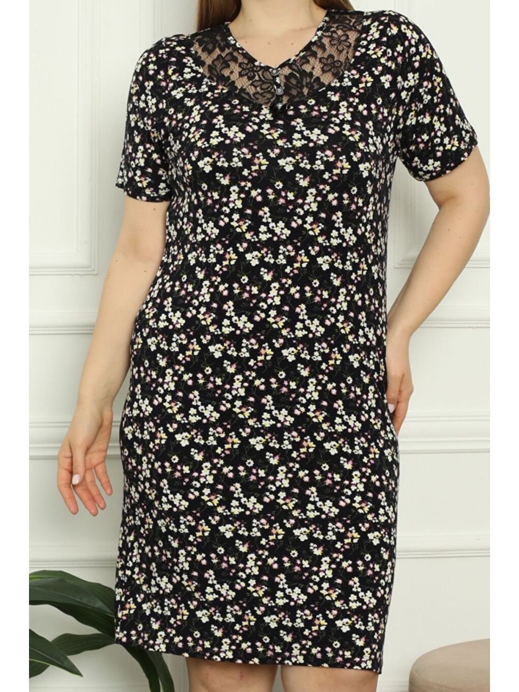 Kadın Siyah Çiçek Desenli Dantel Detaylı Kısa Kollu Büyük Beden Gecelik-1