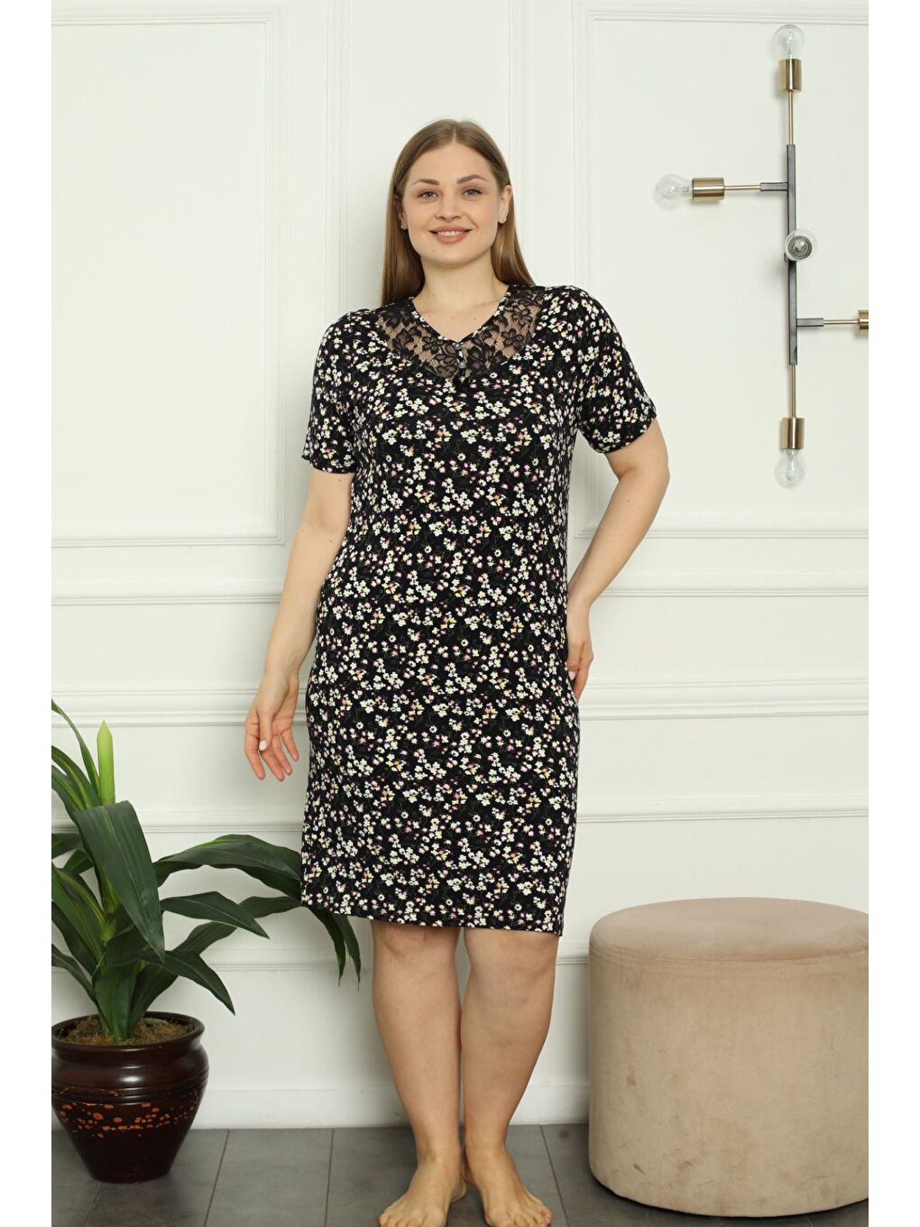Kadın Siyah Çiçek Desenli Dantel Detaylı Kısa Kollu Büyük Beden Gecelik-2